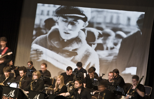 20100205-06_big_band_vor_projektion_c_frauke-wichmann_web.jpg 20100205-06_big_band_vor_projektion_c_frauke-wichmann_web.jpg