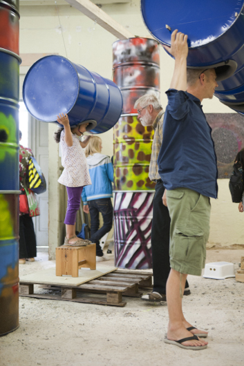 20100718_zuhoerer_beim_schluepfen_in_die_hoerhuelle_c_frauke-wichmann_web.jpg 20100718_zuhoerer_beim_schluepfen_in_die_hoerhuelle_c_frauke-wichmann_web.jpg