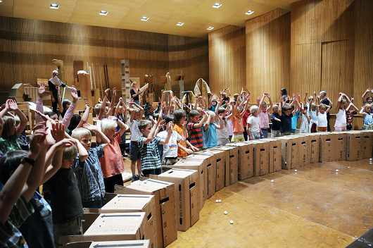 200909_theaterstarter_abschlusskonzert_kartonorchester_foto_andreas_j_etter_12_web.jpg 200909_theaterstarter_abschlusskonzert_kartonorchester_foto_andreas_j_etter_12_web.jpg