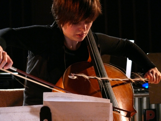 201102_ohton-ensemble_imdialog_severine_ballon_sendesaal_bremen_foto_rolf_schoellkopf_web.jpg 201102_ohton-ensemble_imdialog_severine_ballon_sendesaal_bremen_foto_rolf_schoellkopf_web.jpg